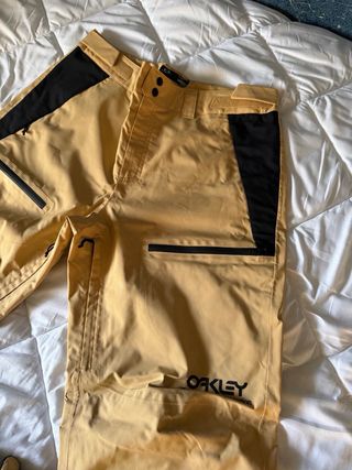 Pantalones y Guantes Snowboard Oakley