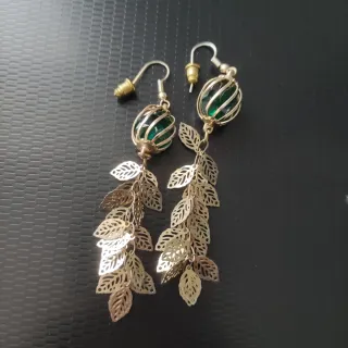 Orecchini pendenti dorati con pietre verdi