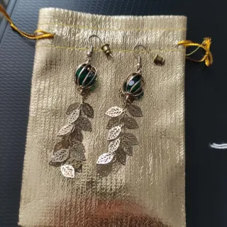 Orecchini pendenti dorati con pietre verdi