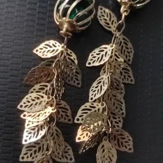 Orecchini pendenti dorati con pietre verdi