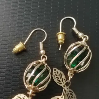 Orecchini pendenti dorati con pietre verdi