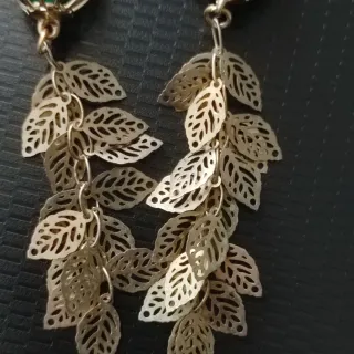 Orecchini pendenti dorati con pietre verdi