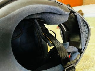 Casco de moto dorado con diseño T- M