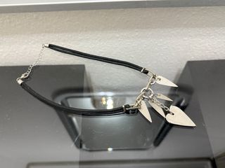 Collar negro con dijes de corazón plateados