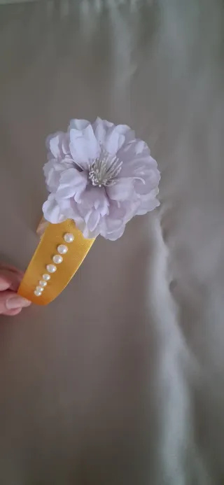 Cerchietto bambina con fiore e perle