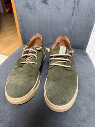 Zapatos de ante verde con suela de goma