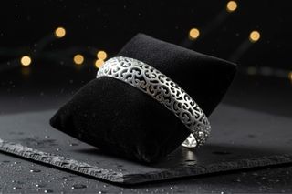 Pulsera plateada con diseño