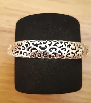 Pulsera plateada con diseño