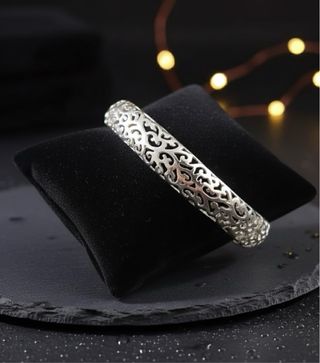 Pulsera plateada con diseño