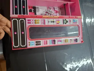 Armario Barbie rosa con perchas