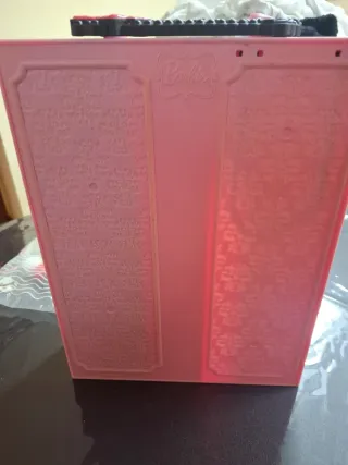 Armario Barbie rosa con perchas