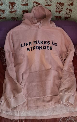 Sudadera rosa Pull&Bear Life Makes Us Stronger