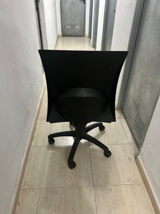 Silla de escritorio roja y negra