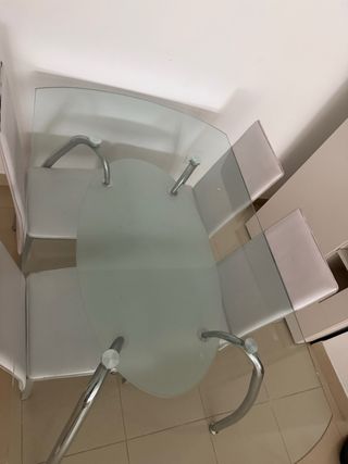 Mesa de cristal ovalada con patas metálicas
