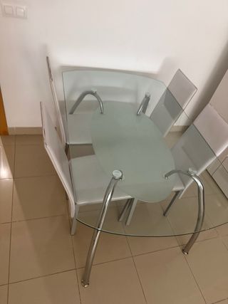 Mesa de cristal ovalada con patas metálicas