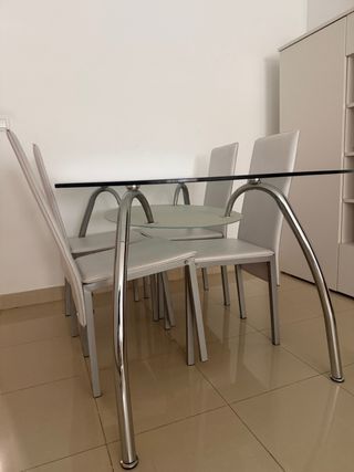 Mesa de cristal ovalada con patas metálicas