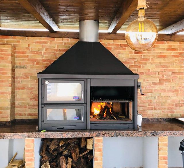 Barbecue de construção com forno e lenhador