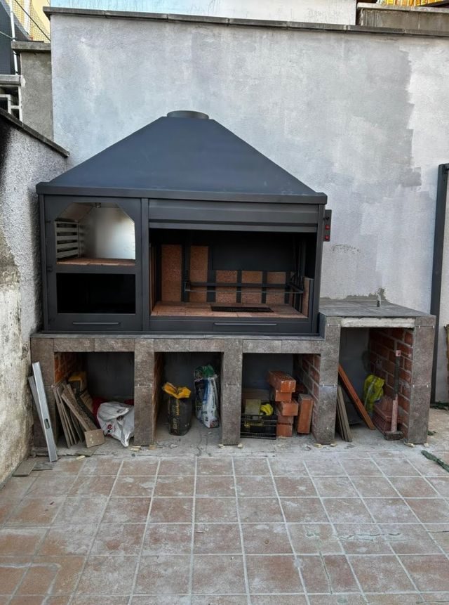 Barbecue de construção com forno e lenhador