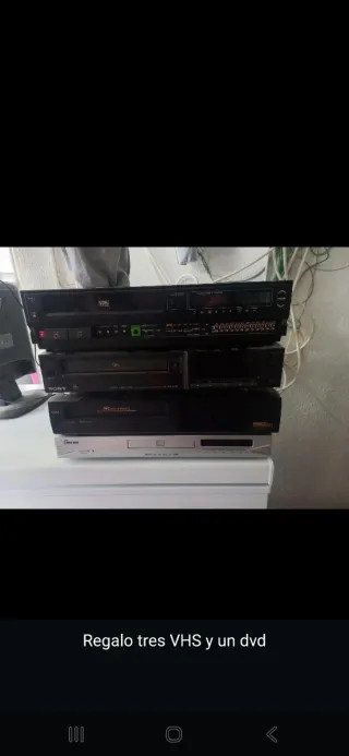 3 VHS e 1 DVD in vendita con poco uso, prezzo negoziabile