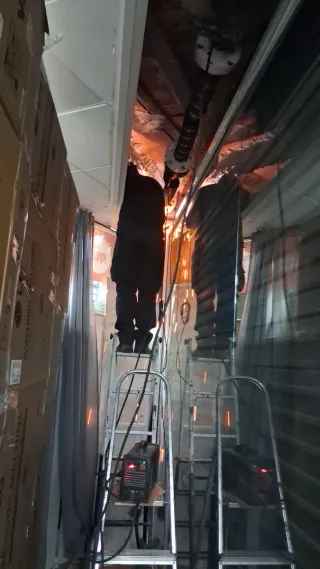 Fabricación a medida: Persianas, Escaleras, Puerta