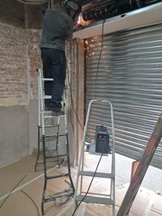 Fabricación a medida: Persianas, Escaleras, Puerta