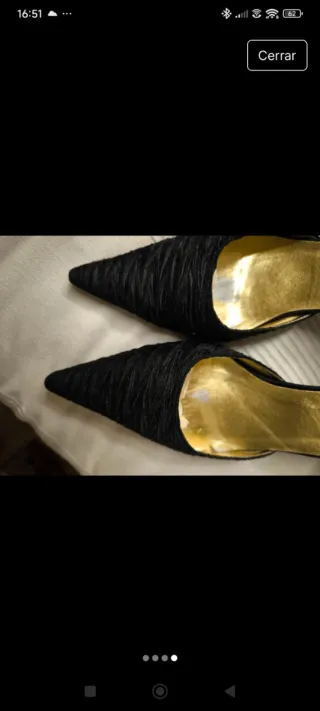 Zapatos de tacón negros y dorados