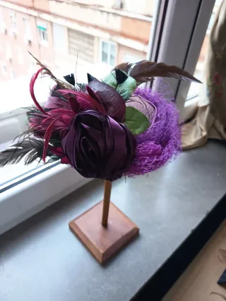 Tocado vintage morado y tonos burdeos.