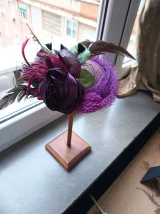 Tocado vintage morado y tonos burdeos.