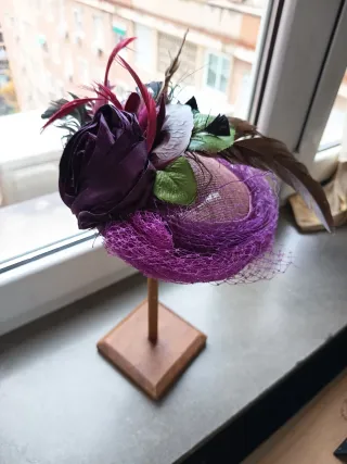Tocado vintage morado y tonos burdeos.