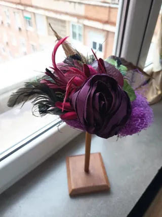 Tocado vintage morado y tonos burdeos.