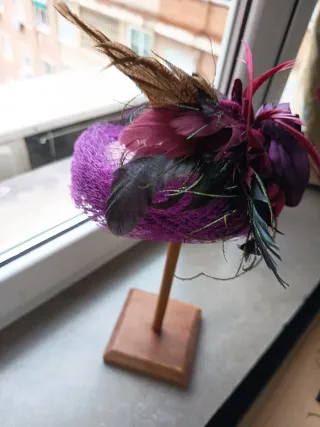 Tocado vintage morado y tonos burdeos.