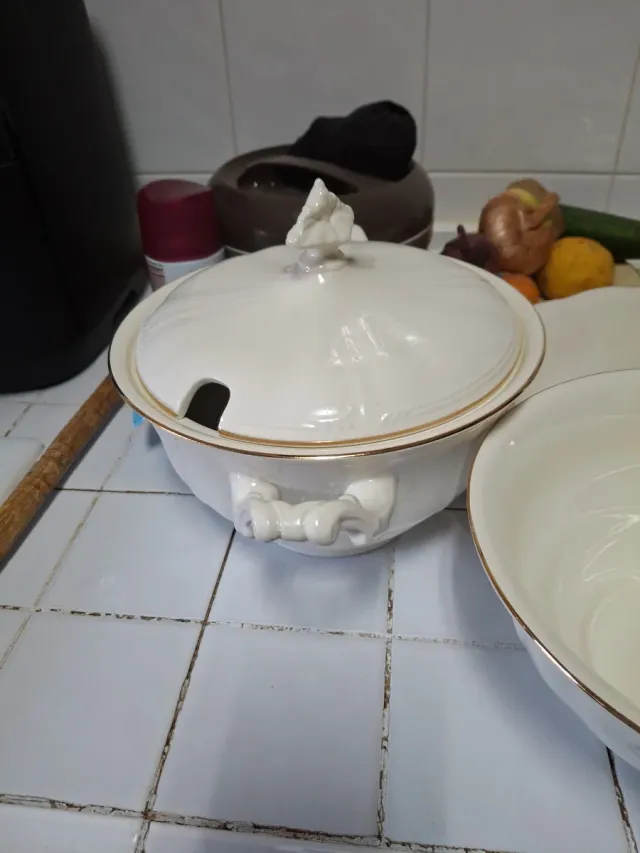 Vajilla de porcelana blanca con filo dorado