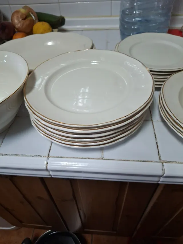 Vajilla de porcelana blanca con filo dorado
