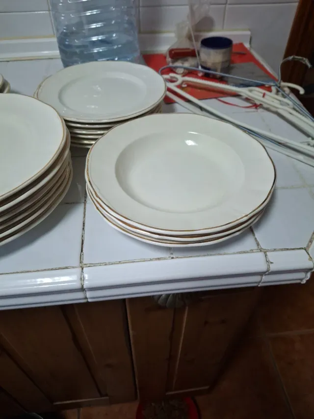 Vajilla de porcelana blanca con filo dorado