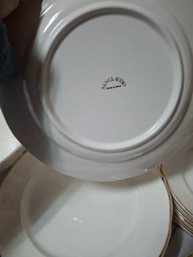 Vajilla de porcelana blanca con filo dorado