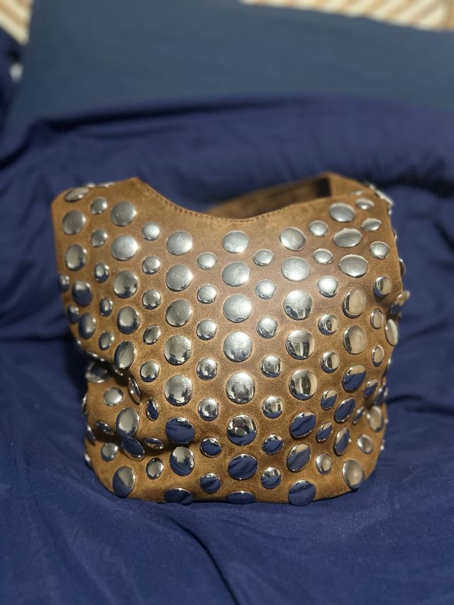 Bolso marrón con tachuelas plateadas