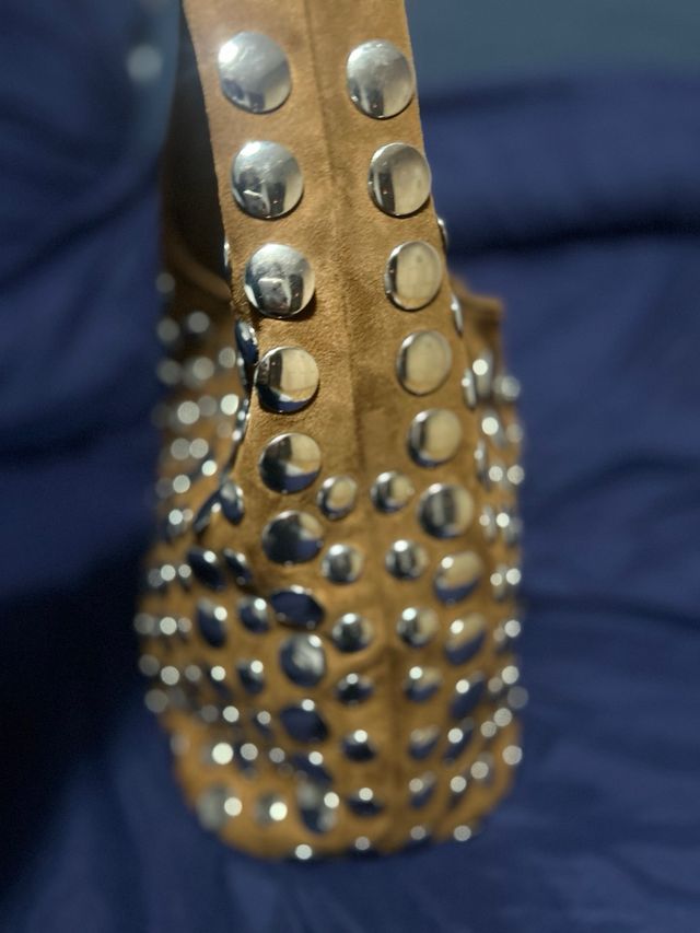 Bolso marrón con tachuelas plateadas