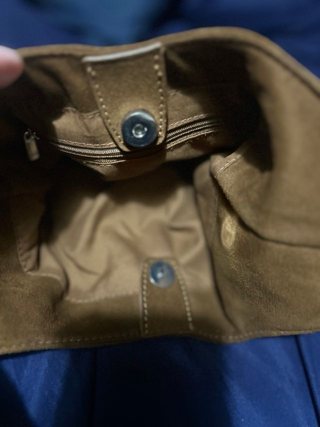 Bolso marrón con tachuelas plateadas