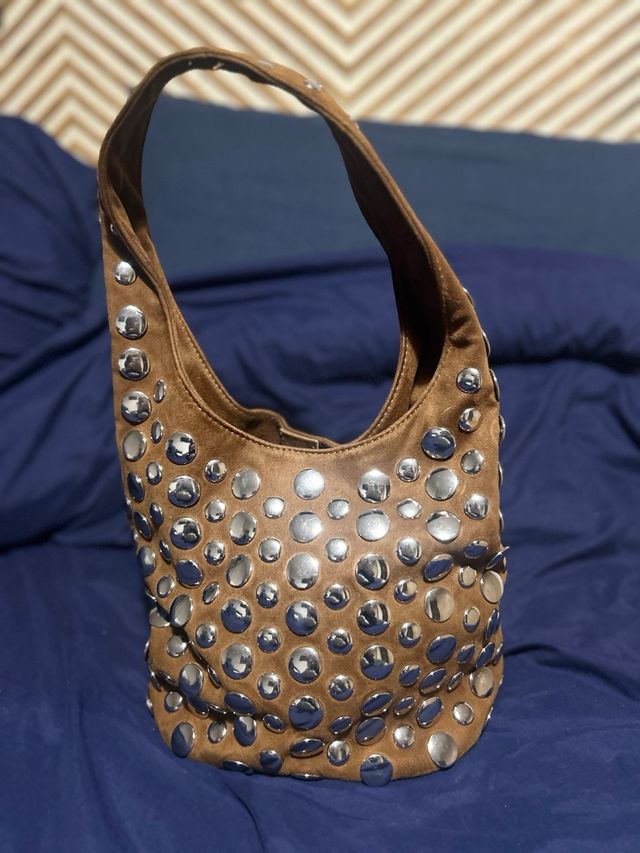 Bolso marrón con tachuelas plateadas