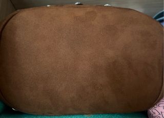 Bolso marrón con tachuelas plateadas