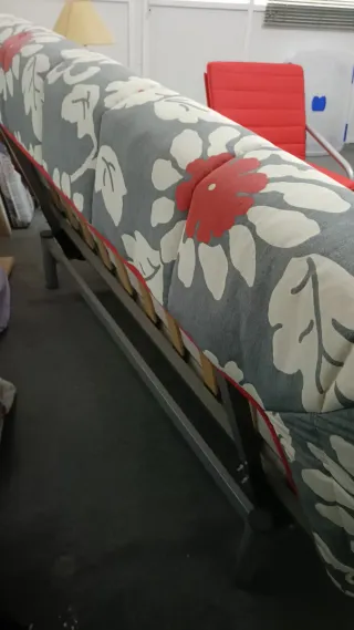 Sofá Cama Gris con Flores Rojas
