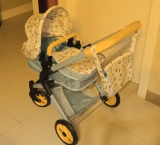 Carrito de muñecas azul con estampado