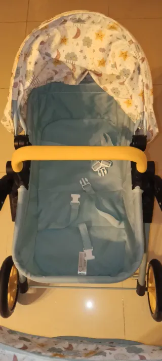 Carrito de muñecas azul con estampado