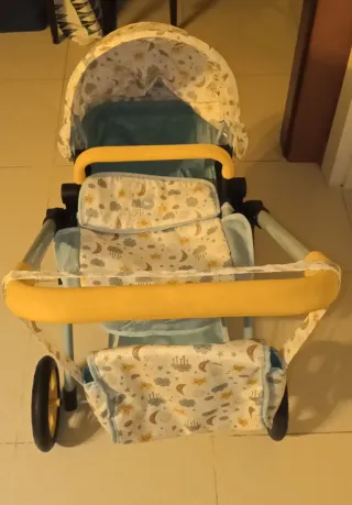 Carrito de muñecas azul con estampado