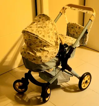 Carrito de muñecas azul con estampado
