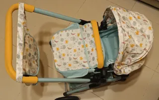 Carrito de muñecas azul con estampado