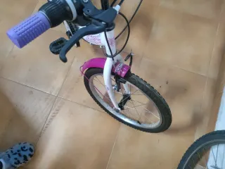 Bicicleta infantil blanca y rosa 6 velocidades