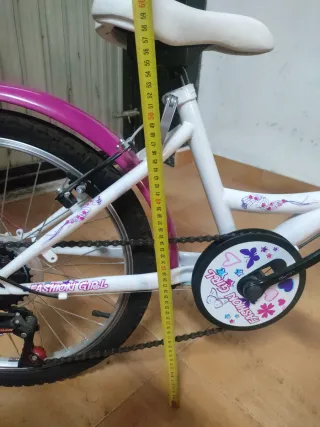 Bicicleta infantil blanca y rosa 6 velocidades