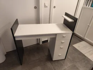 Mesa de manicura blanca y negra