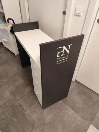 Mesa de manicura blanca y negra